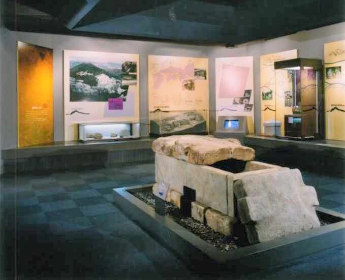 奈良県香芝市の二上山博物館で見られる凝灰岩でできた家形石棺