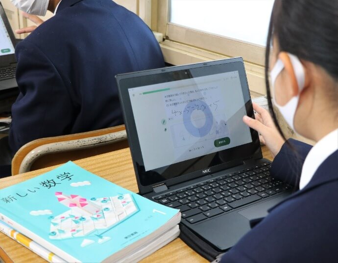 タブレット勉強をしている奈良市の学校に通う子ども