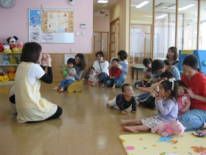 静岡市にある子育て支援センターのイベントに参加する親子たち