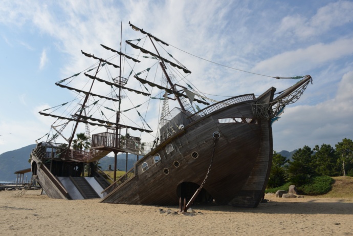 広野海岸公園の砂浜で見られる船