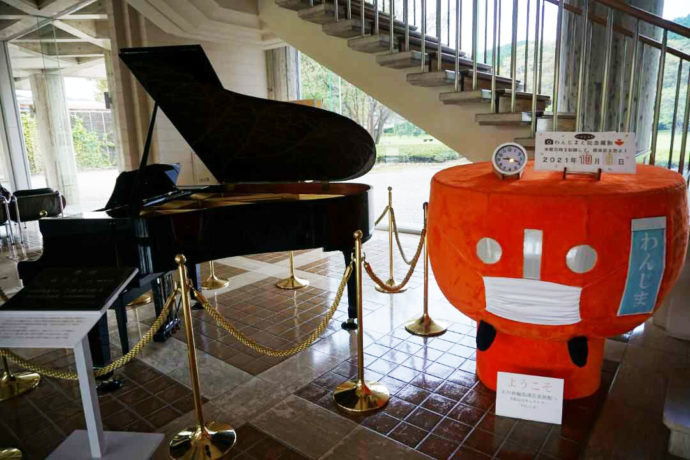 石川県輪島漆芸美術館のエントランスホールと川上さんおすすめ漆象嵌グランドピアノ・朧なるの写真