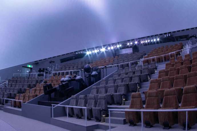 天球劇場内の座席の写真