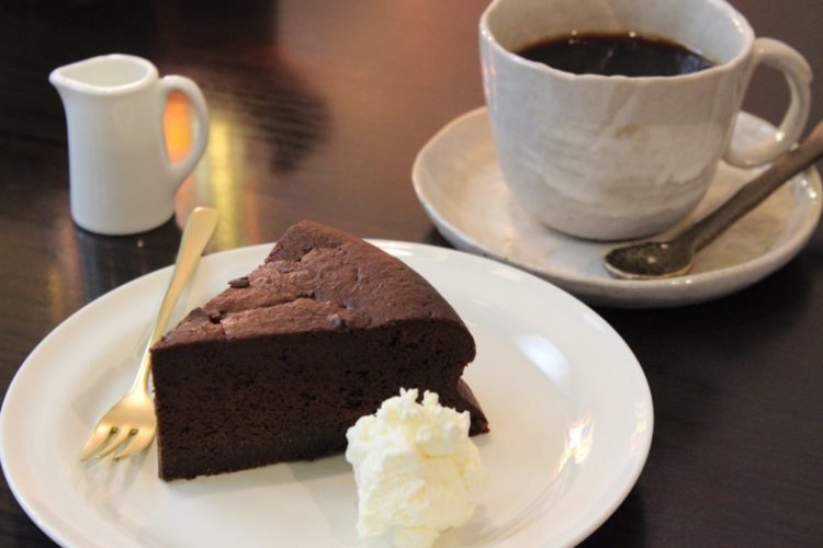 「珈琲 文明」の人気スイーツ・チョコレートケーキ（クラシックガトーショコラ）