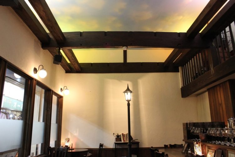 珈琲 文明の天井に描かれた空とガス燈