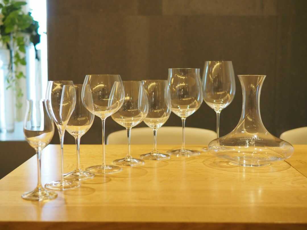 coloursではワインに合わせたグラスを用意