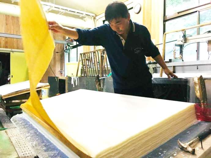因州和紙伝承工房かみんぐさじの職人による紙漉き作業