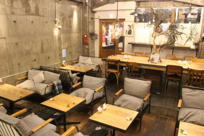 「CAFE DAYS 東岡崎」の開放感ある店内