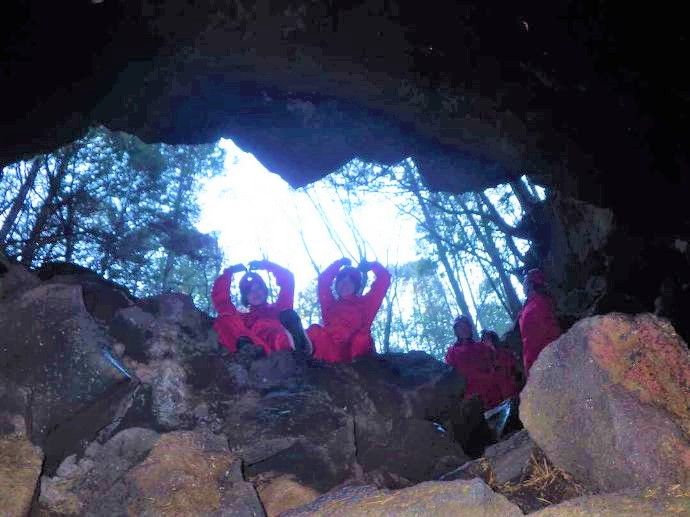 山梨県南都留郡にあるカントリーレイクシステムズの樹海洞窟探検の様子