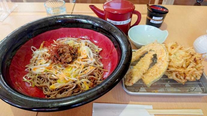 そば処とんぼで食べられるラー油肉蕎麦と天ぷら