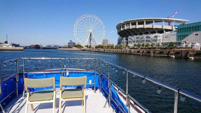 名古屋港を進むNAGOYAクルージングの船舶の展望デッキから見た景色