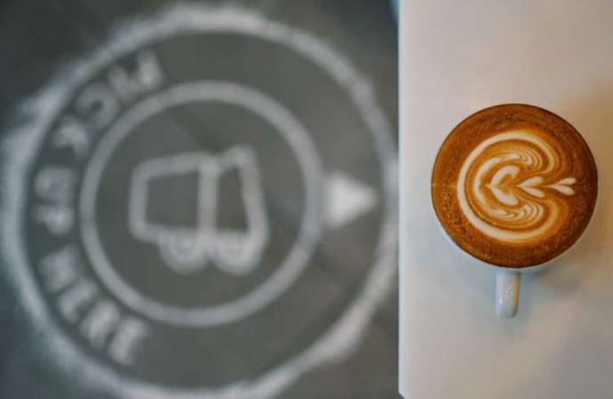 「THE CUPS MEIEKI」のカフェラテ
