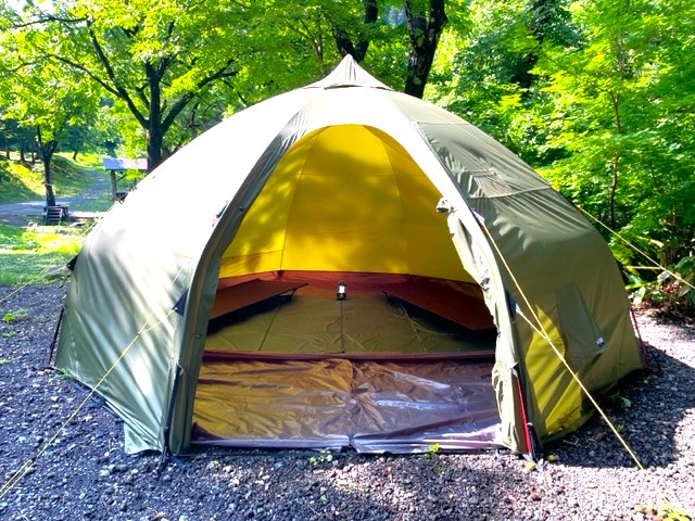 新潟県南魚沼郡にある大源太キャニオンキャンプ場のラグジュアリー常設テント
