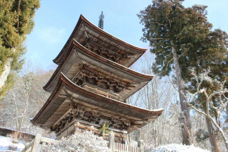 大法寺の三重塔と雪景色