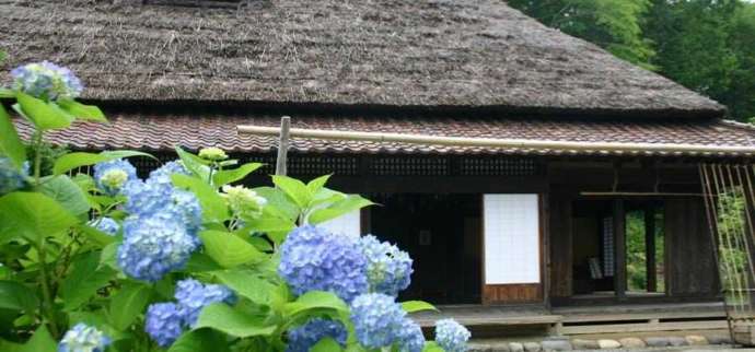 福島県いわき市にある公共施設「いわき市暮らしの伝承郷」の梅雨の古民家外観