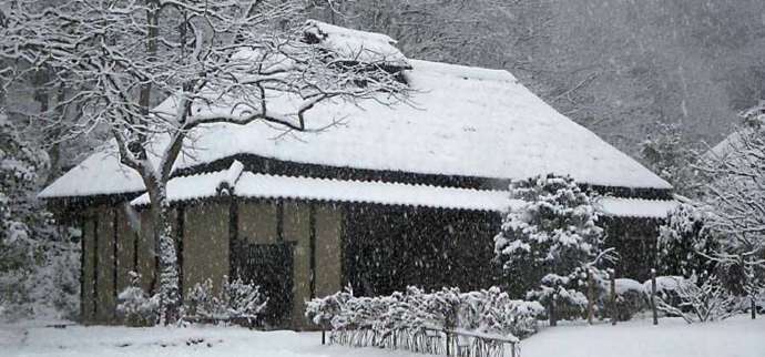 福島県いわき市にある公共施設「いわき市暮らしの伝承郷」の冬の古民家外観