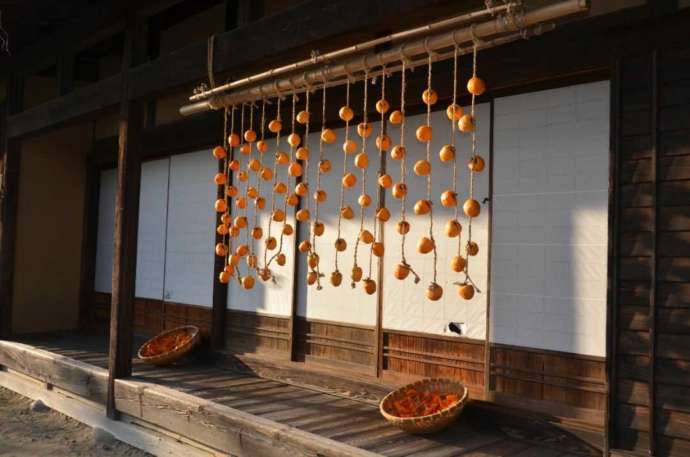 福島県いわき市にある公共施設「いわき市暮らしの伝承郷」の秋の古民家外観
