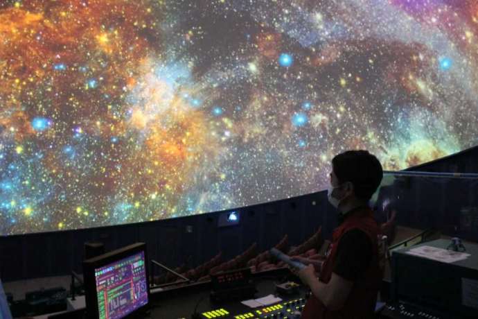 ディスカバリーパーク焼津天文科学館の鮮やかなプラネタリウム番組