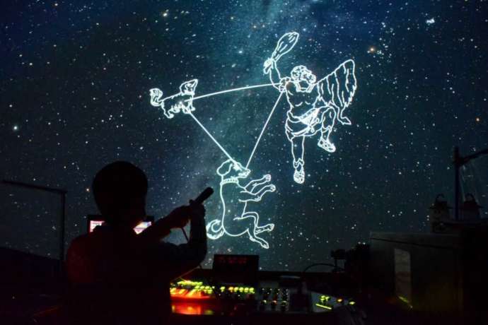 ディスカバリーパーク焼津天文科学館のプラネタリウムで行われる生解説の様子
