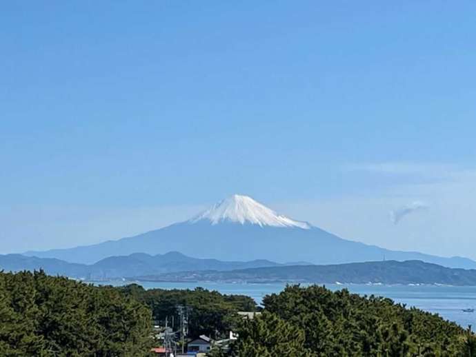ディスカバリーパーク焼津天文科学館の屋上展望スペースから見る富士山