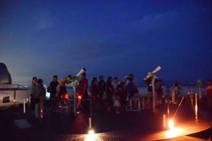 ディスカバリーパーク焼津天文科学館で催される星空観望会の様子