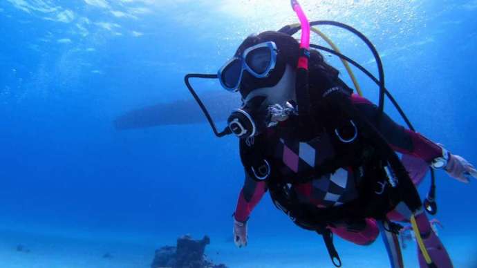 DiveAward津田沼駅前本店の体験ダイビングで青い海に潜る女性