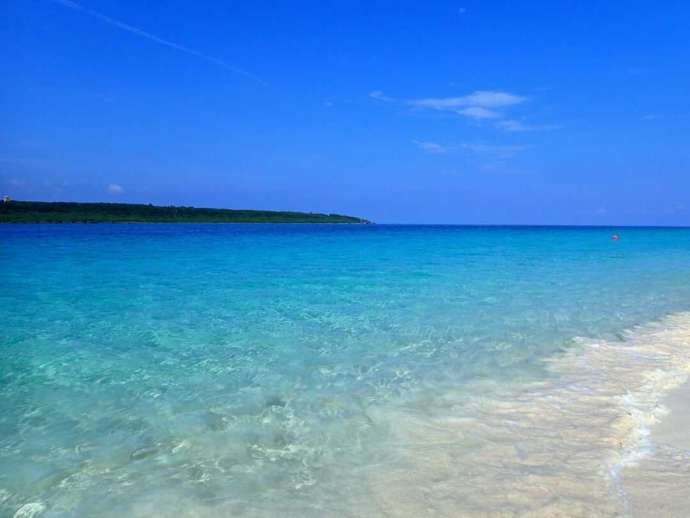 透き通った青い海と砂浜