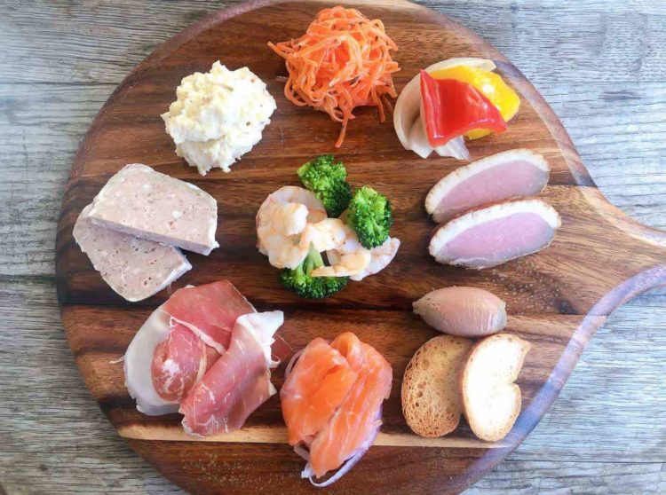 神奈川県川崎市にある『MEAT BAR GIRASOL～肉バル ヒラソル』のオードブル9種盛り合わせ