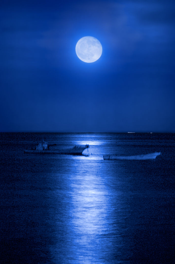 伊豆の海に月明りが映ってムーンロードができている様子