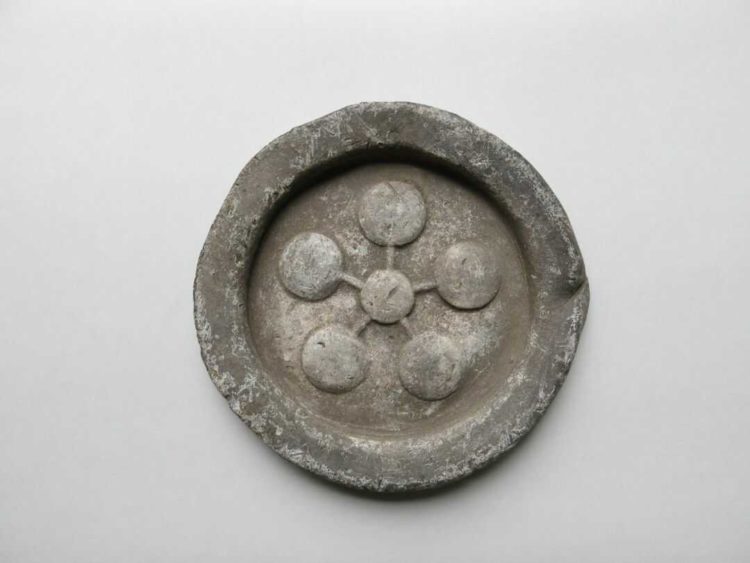 富山県高岡市にある「高岡市立博物館」所有品・瑞龍寺仏殿鉛瓦(江戸中期)