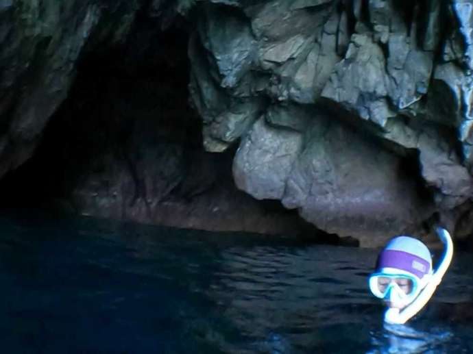 EBダイバーズの洞窟シュノーケリングの様子