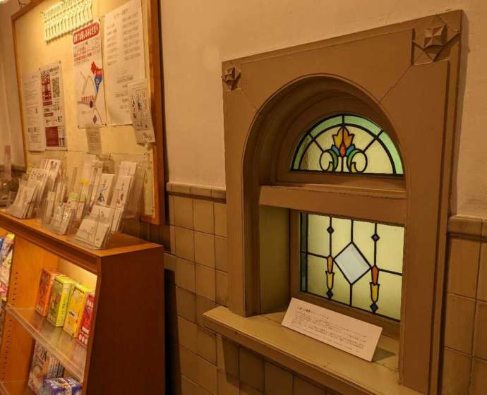 江波山気象館のミュージアムショップの小窓