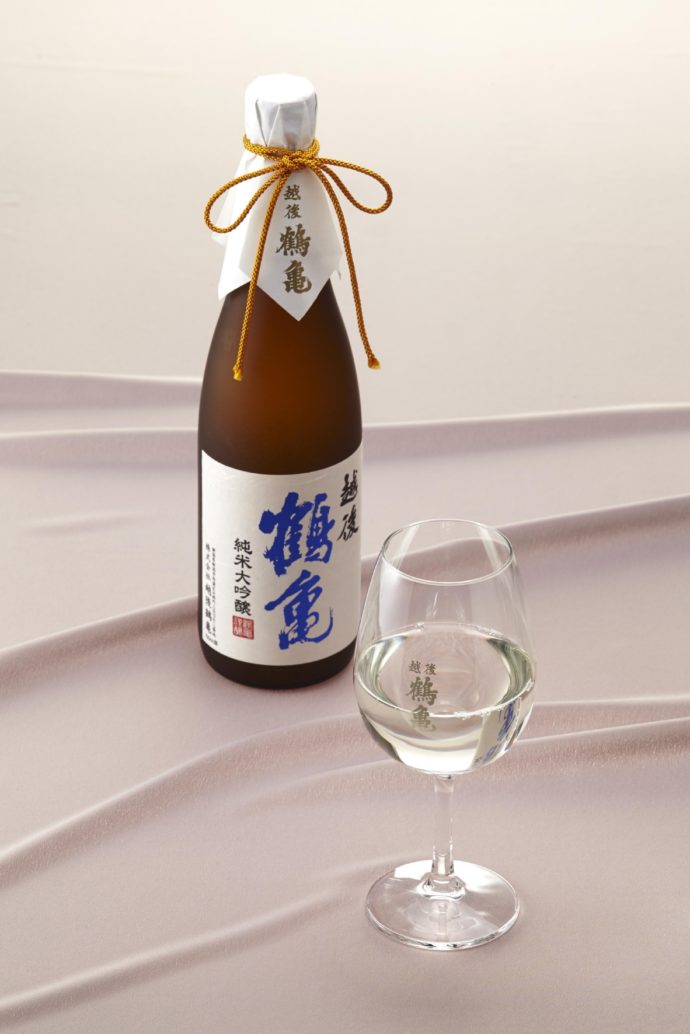「特醸 純米大吟醸」と越後鶴亀オリジナルのワイングラス