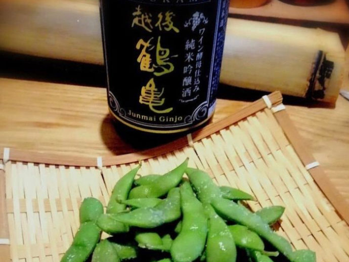 「越後鶴亀　ワイン酵母仕込み　純米吟醸」とざるに盛り付けられた枝豆
