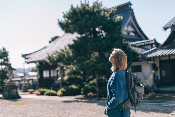 越前市の古民家を見上げる女性