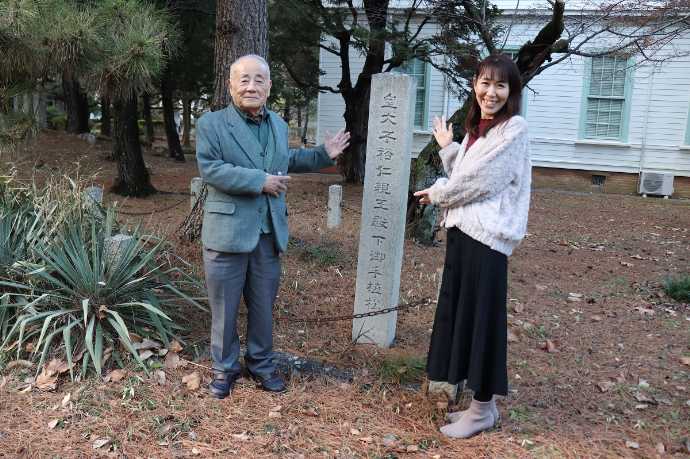 愛知大学記念館のガイドも務める藤田佳久さんと伊藤綾子さん