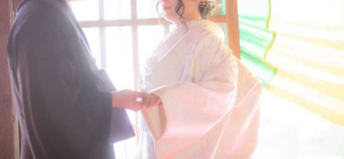 曹洞宗 永松山 龍泉寺の仏前結婚式で指輪交換をする新郎新婦