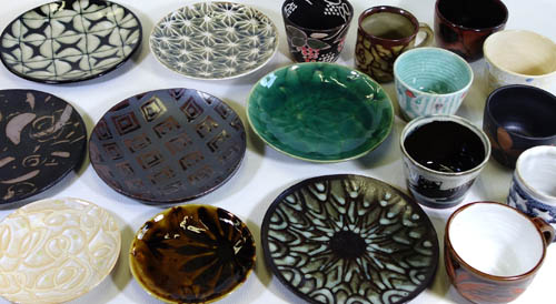 江古田陶房の技法講座で学べる「ロウ抜き」を施した陶器