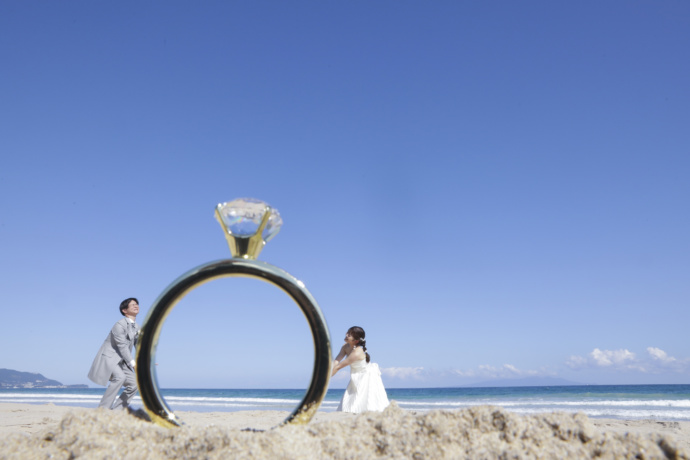 神奈川県横浜市の「アンシャンテ横浜」が撮った新郎新婦と大きな結婚指輪