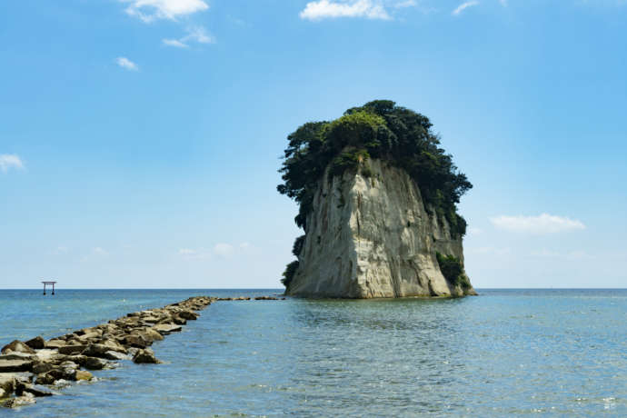 軍艦のような形をしている奇岩の島「見附島」