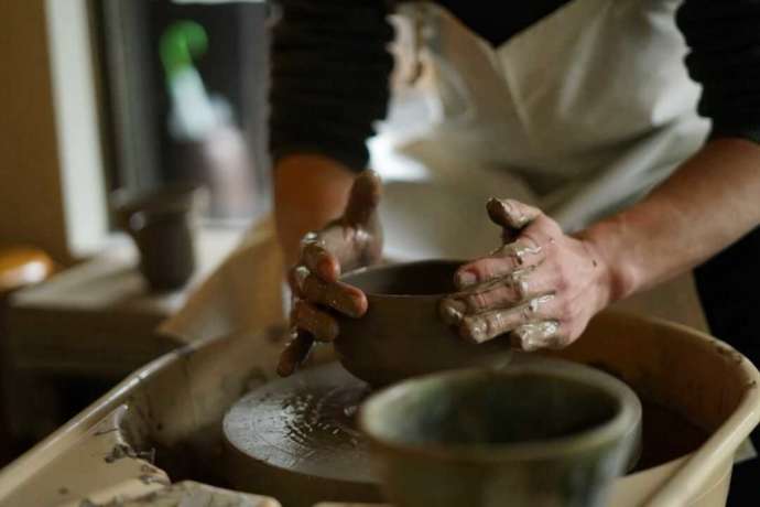 静岡県伊東市にある「陶芸工房えんのかま」で陶芸をする方の手元