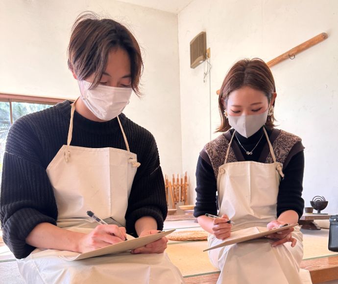 静岡県伊東市にある「陶芸工房えんのかま」で体験コースを選ぶカップル