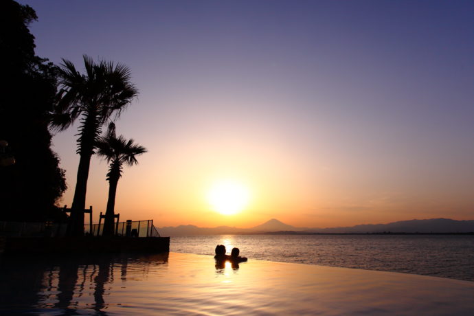 江の島ホテルの露天プールから眺められるサンセットの写真