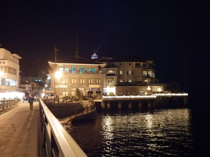 夜に撮影した江の島ホテル本館の外観