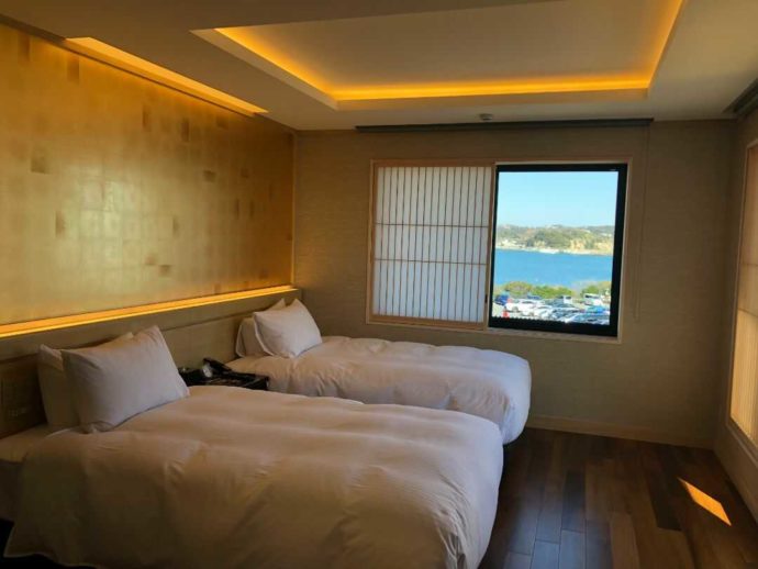 江の島ホテルのスイートルームの内観