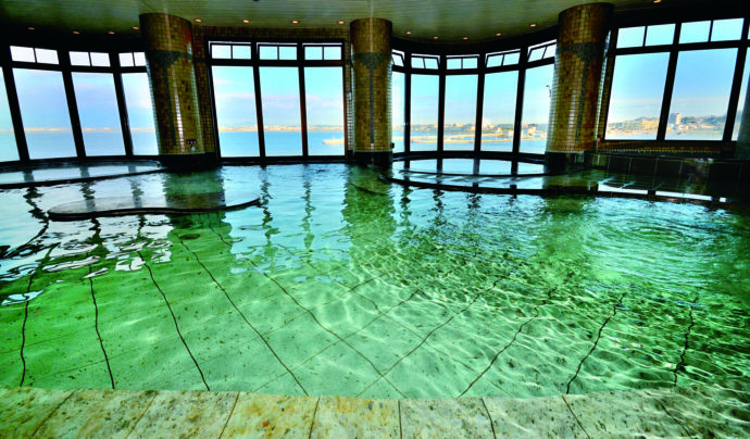 江の島ホテルの3階温泉エリアにある「富士海湯」内の高温泉の写真