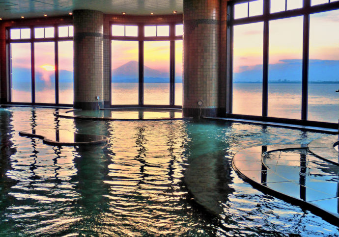 江の島ホテルの温泉エリア「富士海湯」から見える富士山の写真