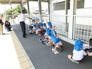 遠州鉄道のホームで子供達に電車教室を開催している様子
