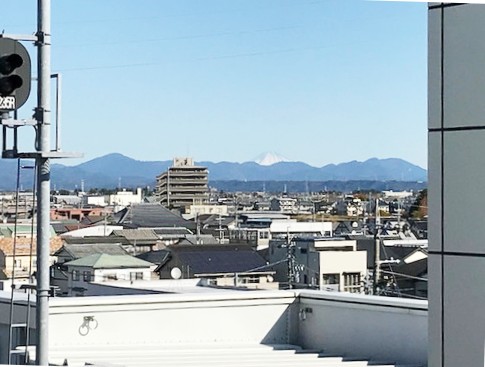 遠州鉄道の駅舎から遠くに富士山を望む様子