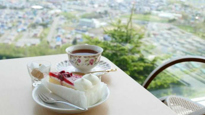 三笠山展望閣カフェラウンジの人気メニュー「ケーキセット」