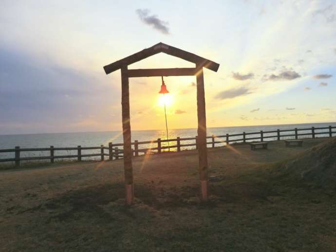 江差町のかもめ島にある「幸せになる鐘」と夕日